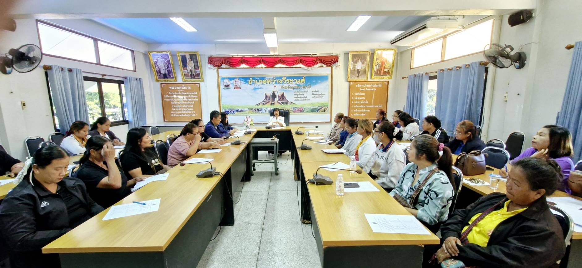 พช.สว่างวีระวงศ์ จัดประชุมคณะทำงานขับเคลื่อนกองทุนพัฒนาบทบาทสตรีตำบล/เทศบาล