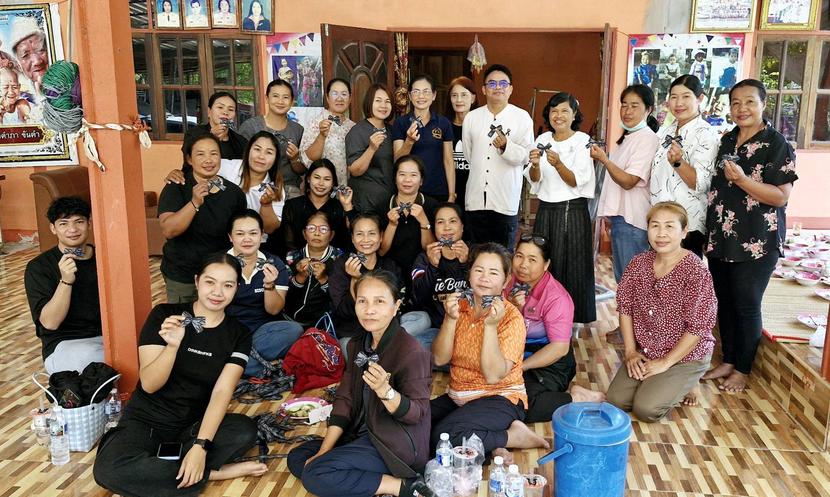 อำเภอสว่างวีระวงศ์ พร้อมด้วยคณะกรรมการพัฒนาสตรี (กพสอ. กพสต. กพสม.) ผู้นำชุมชนและประชาชนในพื้นที่ ร่วมดำเนินโครงการประดิษฐ์ริบบิ้นไว้อาลัยจาก "ผ้ากาบบัว" ผ้าอัตลักษณ์จังหวัดอุบลราชธานี เพื่อน้อมรำลึกในพระมหากรุณาธิคุณสมเด็จพระนางเจ้าสิริกิติ์ พระบรมราชินีนาถ พระบรมราชชนนีพันปีหลวง