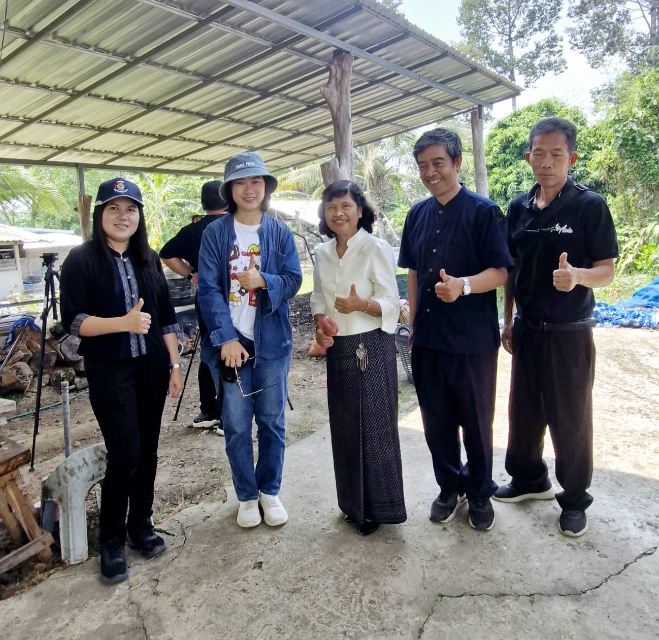 พช.สว่างวีระวงศ์ ให้การสนับสนุนทีมงานสถานีวิทยุกระจายเสียงแห่งประเทศไทย (สวท.) อุบลราชธานี FM 98.50 MHZ ลงพื้นที่ถ่ายทำสื่อสารคดีประชาสัมพันธ์กลุ่มผู้ผลิต ผู้ประกอบการ OTOP อำเภอสว่างวีระวงศ์
