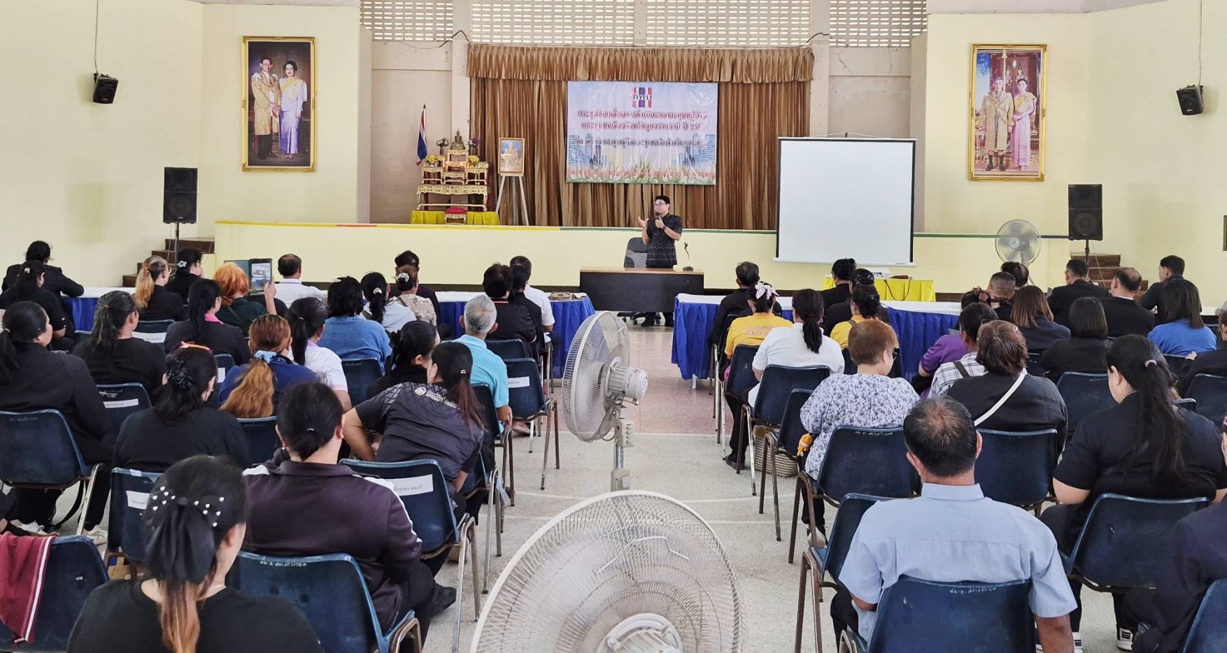 พช.สว่างวีระวงศ์ ร่วมประชุมสามัญคณะกรรมการเครือข่ายกองทุนหมู่บ้านระดับจังหวัดอุบลราชธานี ประจำปี 2569 และจัดตลาดนัดคนไทยยิ้มได้ บูรณาการร่วมกับกิจกรรม "ไทยช่วยไทย" แก้ปัญหาค่าครองชีพ ลดภาระค่าใช้จ่าย รวมใจคนไทยสร้างความมั่นคงให้ชุมชน