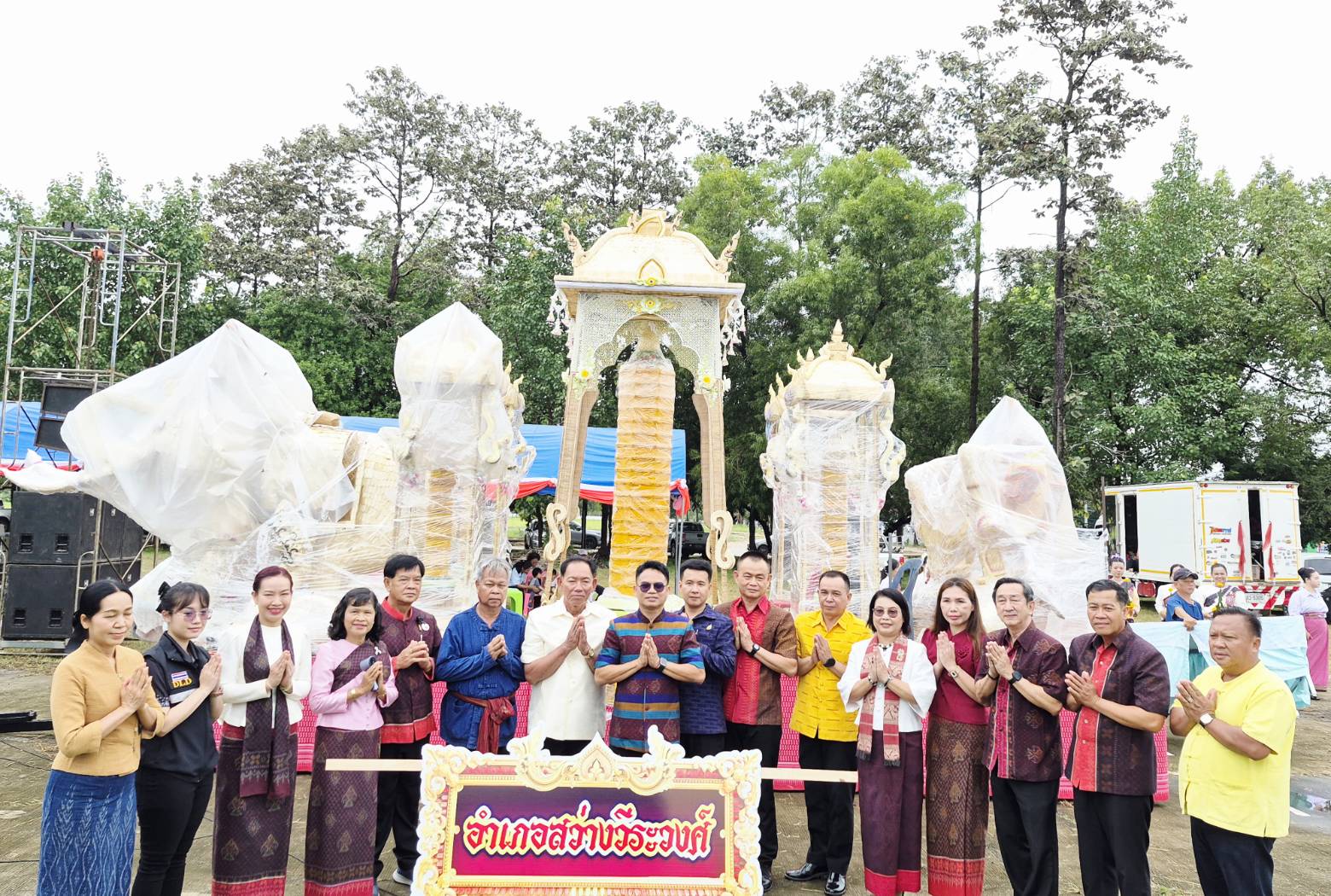 พช.สว่างวีระวงศ์ พร้อมด้วยคณะกรรมการพัฒนาสตรีอำเภอ (กพสอ.) ร่วมโครงการส่งเสริมงานประเพณีแห่เทียนเข้าพรรษาอำเภอสว่างวีระวงศ์ ประจำปี 2569