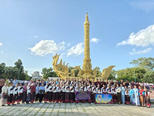 พช.สว่างวีระวงศ์ ร่วมกิจกรรม “สืบสานศาสตร์ศิลป์ มรดกแผ่นดิน ผ้าถิ่นไทอุบล” เพื่อน้อมรำลึกในพระมหากรุณาธิคุณของสมเด็จพระนางเจ้าสิริกิติ์ พระบรมราชินีนาถ พระบรมราชชนนีพันปีหลวง “ใส่ผ้าอุบลให้เป็นคนอินเทรนด์”
