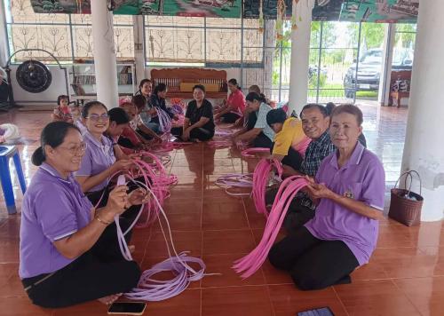 พช.สว่างวีระวงศ์ พร้อมคณะกรรมการพัฒนาสตรีอำเภอสว่างวีระวงศ์ ดำเนินโครงการสนับสนุนกิจกรรมตามแผนการขับเคลื่อนการขจัดความยากจน กิจกรรมสาธิตการสานตะกร้าพลาสติก