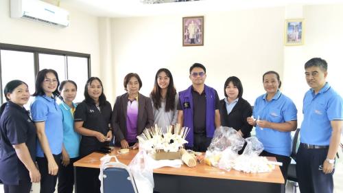 อำเภอสว่างวีระวงศ์ พร้อมด้วยวิทยากรและภาคีเครือข่าย ร่วมประดิษฐ์ดอกไม้จันทน์พระราชทาน เนื่องในงานพระราชพิธีถวายพระเพลิงพระบรมศพสมเด็จพระนางเจ้าสิริกิติ์ พระบรมราชินีนาถ พระบรมราชชนนีพันปีหลวง