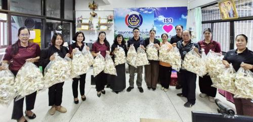 อำเภอสว่างวีระวงศ์ รับมอบดอกไม้จันทน์ "ดอกชบาหนู" จำนวน 2,800 ดอก จากเทศบาลตำบลบุ่งมะแลง และคณะกรรมการพัฒนาสตรีตำบลบุ่งมะแลง